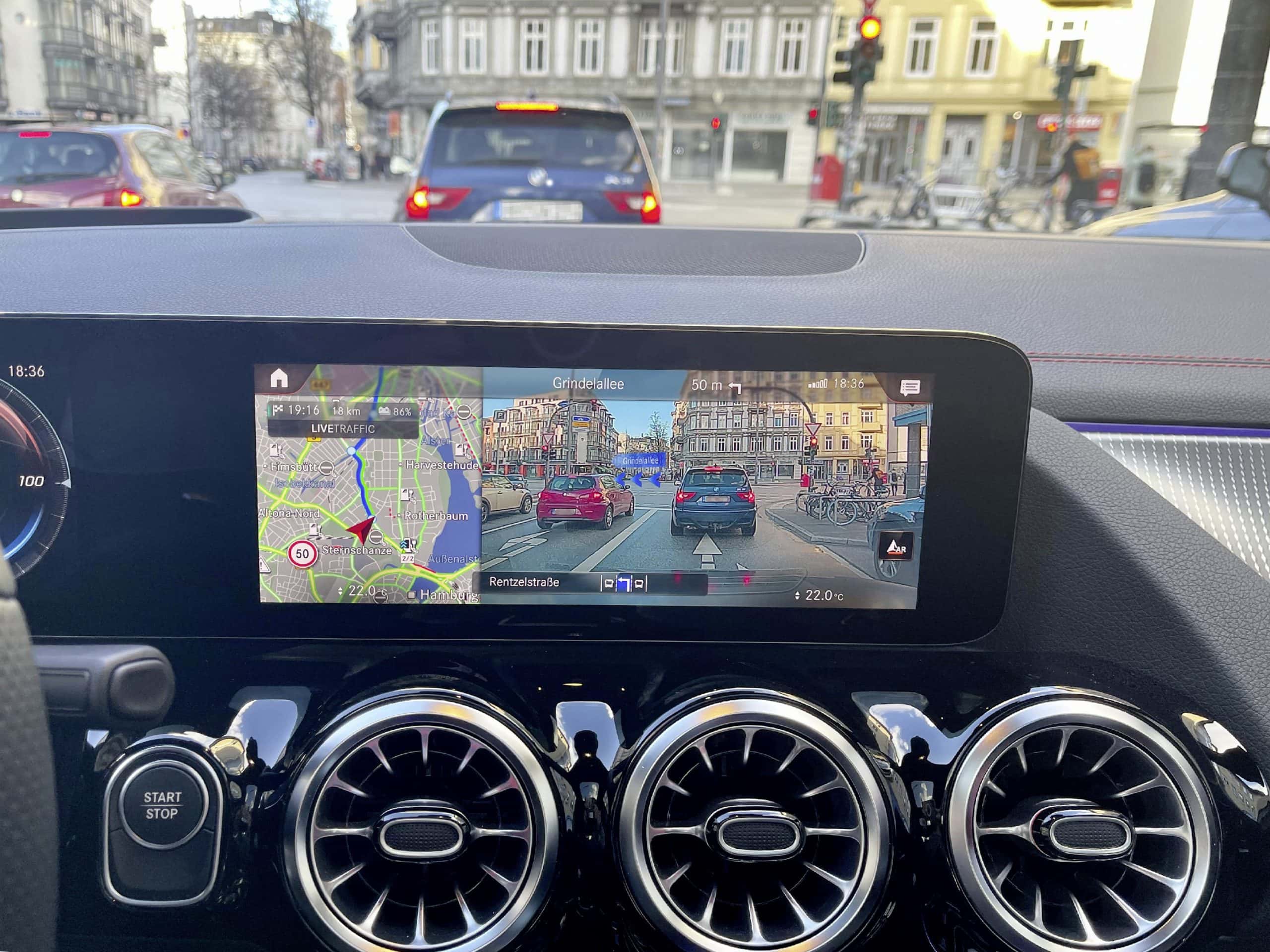 Navigation: Die Richtungsangaben sowie Straßennamen werden in das Live-Bild projiziert.