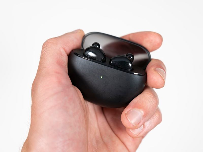 Oppo Enco Air in einer Hand.