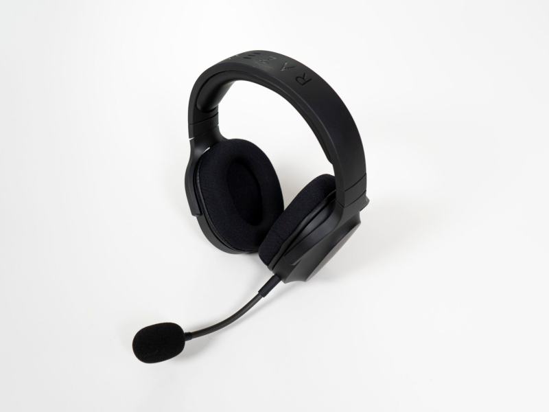 Razer Barracuda X aufrecht stehend