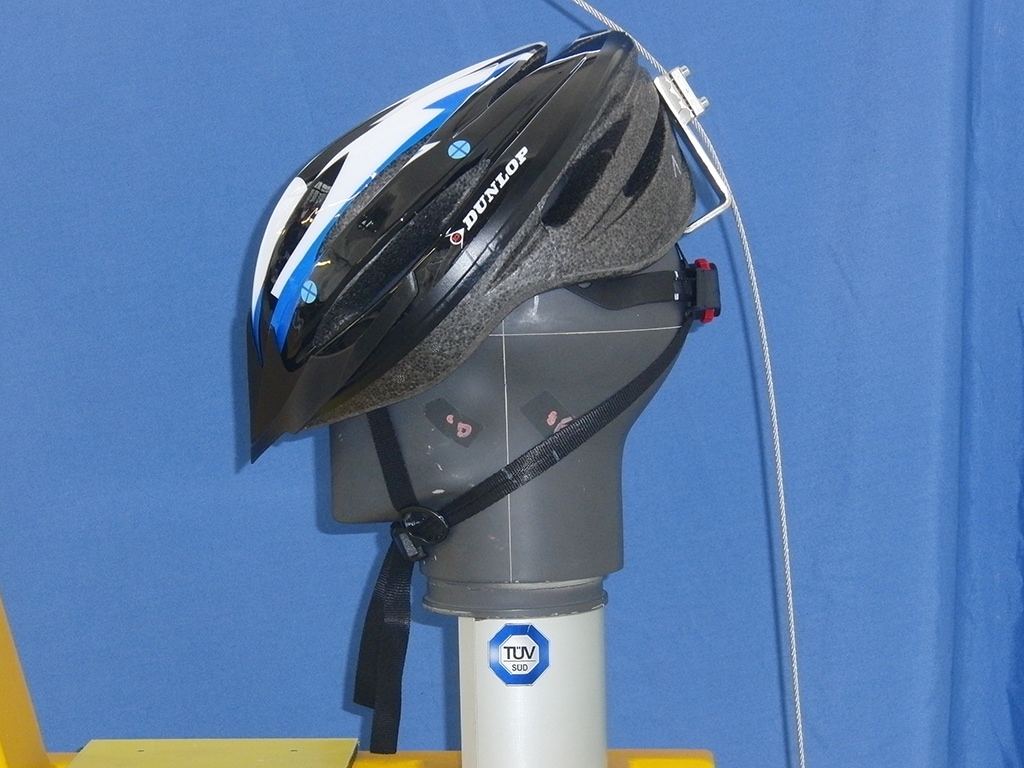 Dunlop-Helm seitlich auf Dummy-Kopf wird von Seil weit nach vorn gezogen