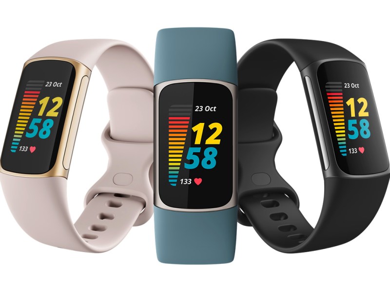 DIe Fitbit Charge 5 in beige, blau und schwarz.