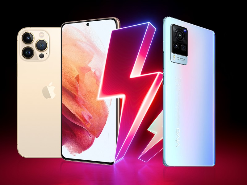 Drei verschieden farbige Smartphones und pinker Blitz vor schwarz pinkem Hintergrund
