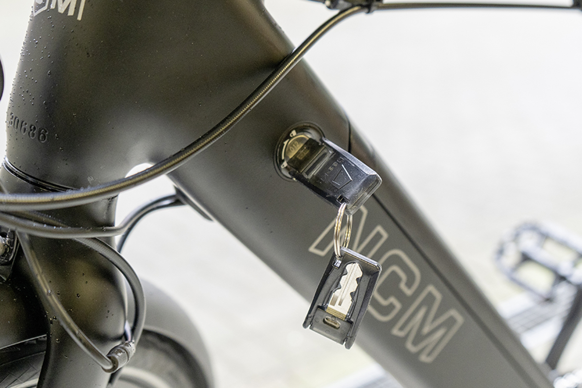 Schlüssel im Rahmen von dunklem Trekking-E-Bike