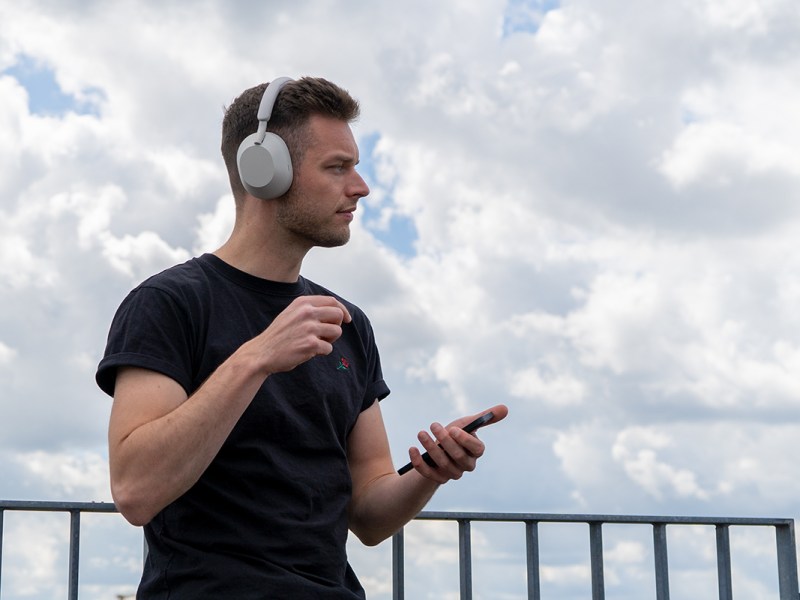 Sony WH-1000XM5 auf dem Kopf eines Redakteurs