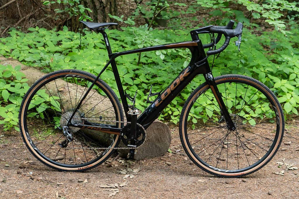 Seitenansicht: E-Gravel-Bike von Look an einem Baumstamm im Wald gelehnt