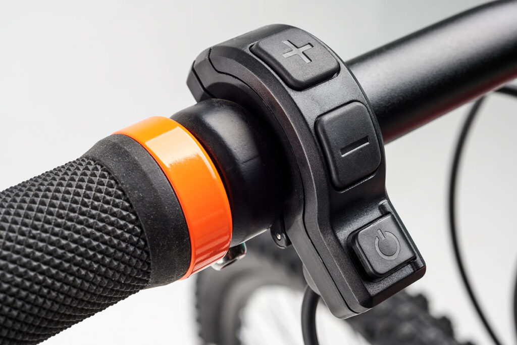 Detailansicht des Bedienmoduls zum Schalten der Unterstützungsstufen bei einem E-Mountainbike für Kinder und Jugendliche