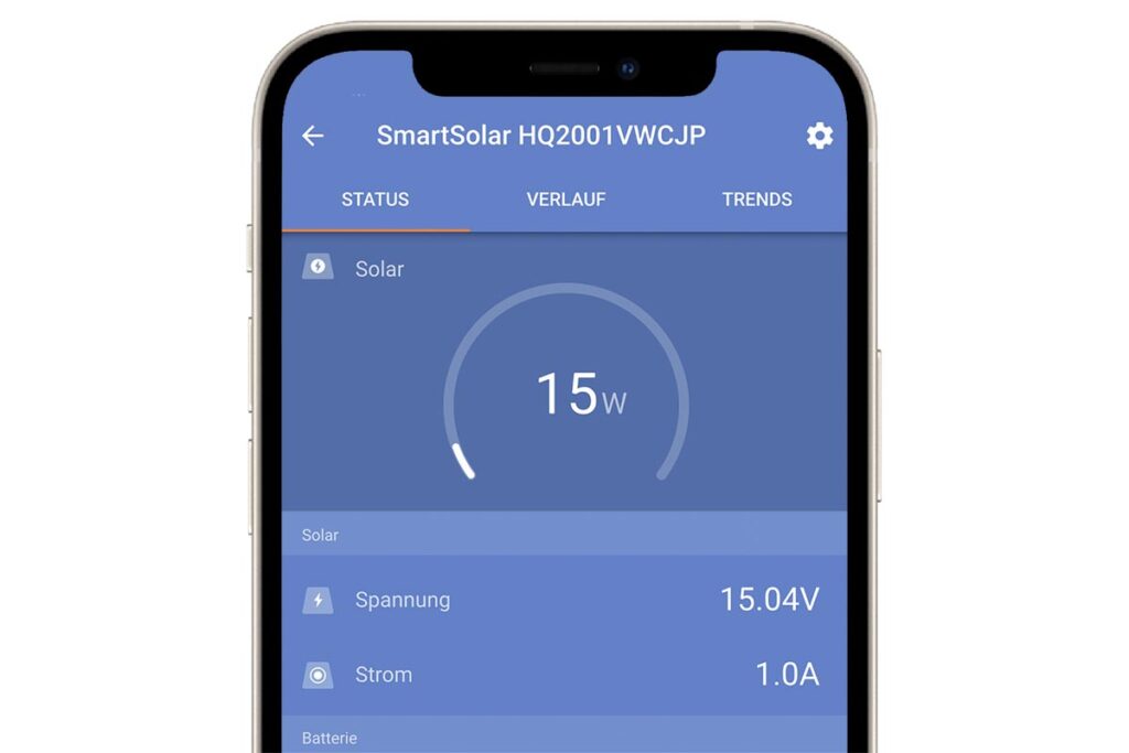 Ein Smartphone auf dem eine App geöffnet ist, auf der sich die Solarinstallation überwachen lässt.
