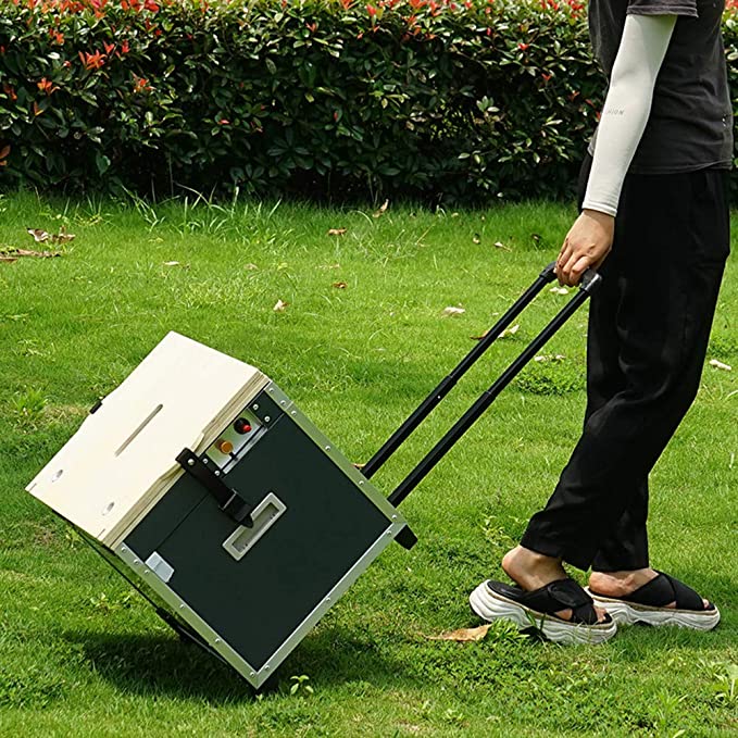 Frau zieht quadratische Box mit Trolley-Griff