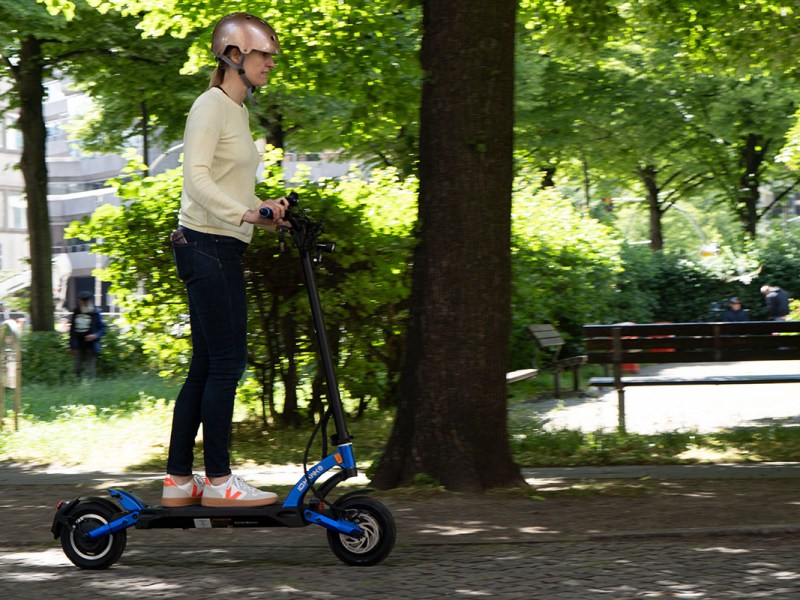 Frau auf E-Scooter