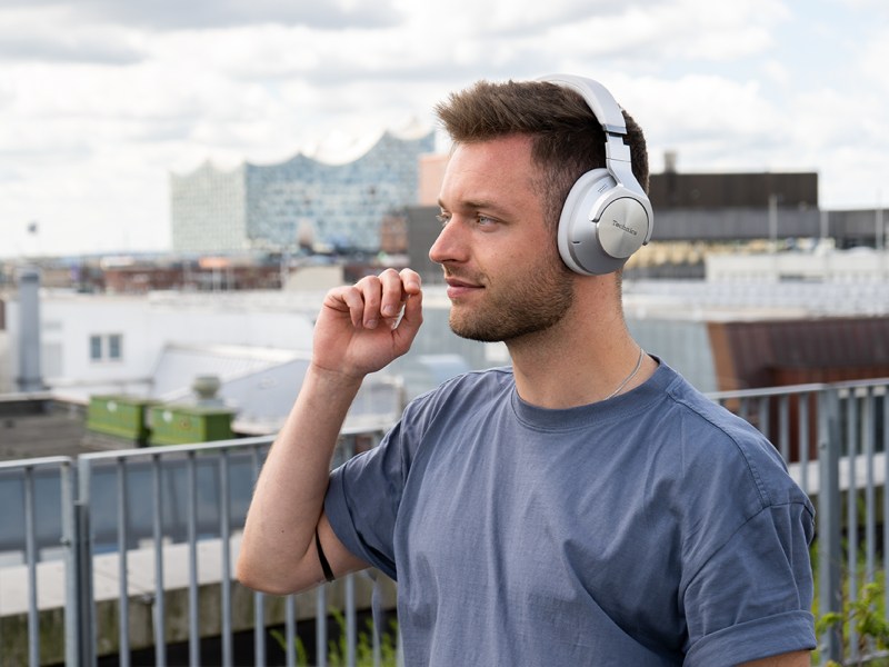Technics EAH-A800 auf dem Dach, getragen von einem charmanten Jungredakteur.