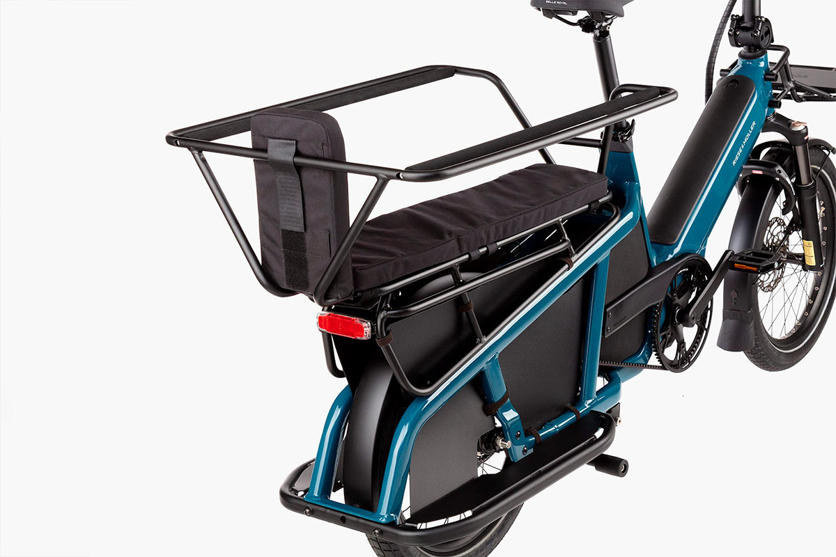 Detailansicht der Kindersitzbank am Heck beim kompakten E-Cargo-Bike Riese & Müller Multitinker vor weißem Hintergrund.