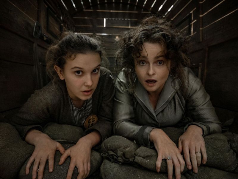 Millie Bobby Brown und Helena Bonham Carter in einem Planwagen