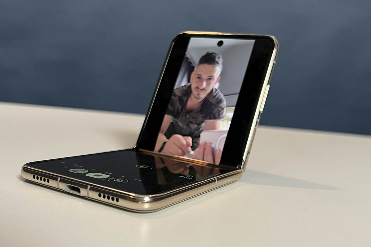Huawei P50 Pocket halb aufgeklappt