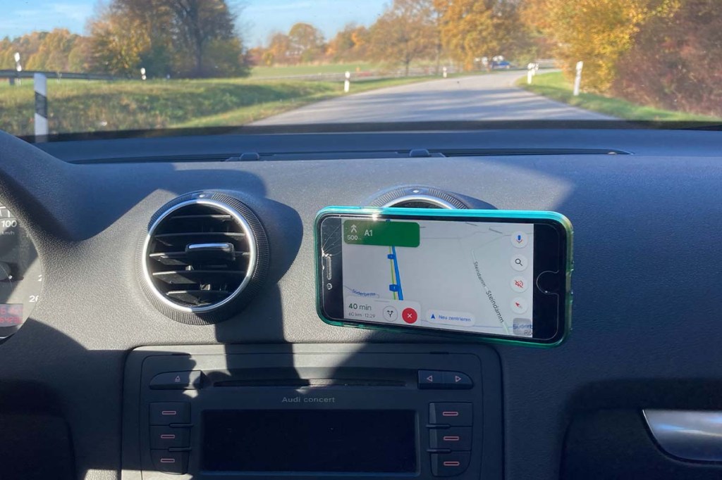 Handyhalterung car vent base von Fidlock mit Handy, blick aus dem Auto raus
