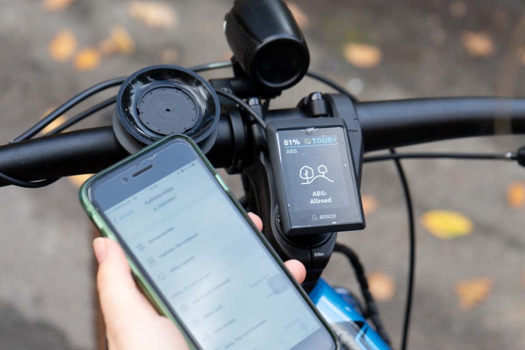 Handyhalterung handlebar base von Fidlock close am Lenker, mit Handy daneben