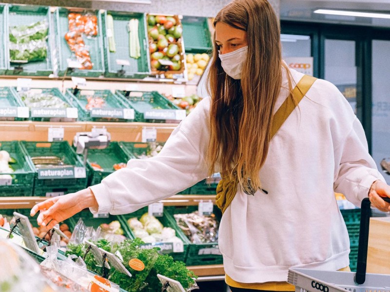 Frau kauft in einem Supermarkt ein.