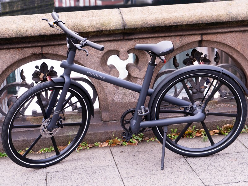 Das Honbike U4 steht auf einer Brücke.