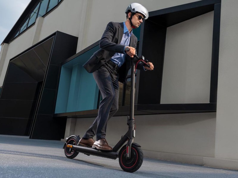 Der mi electric scooter 4 pro in Aktion.