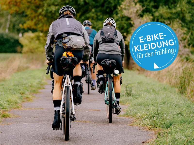 Drei Radfahrer unter freiem Himmel