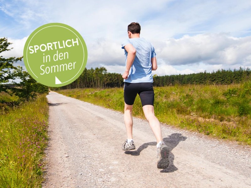 Eine Person läuft auf einem Feldweg.