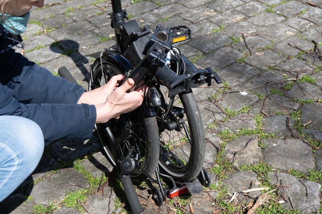 Nahaufnahme Klappmechnismus Brompton E-Bike
