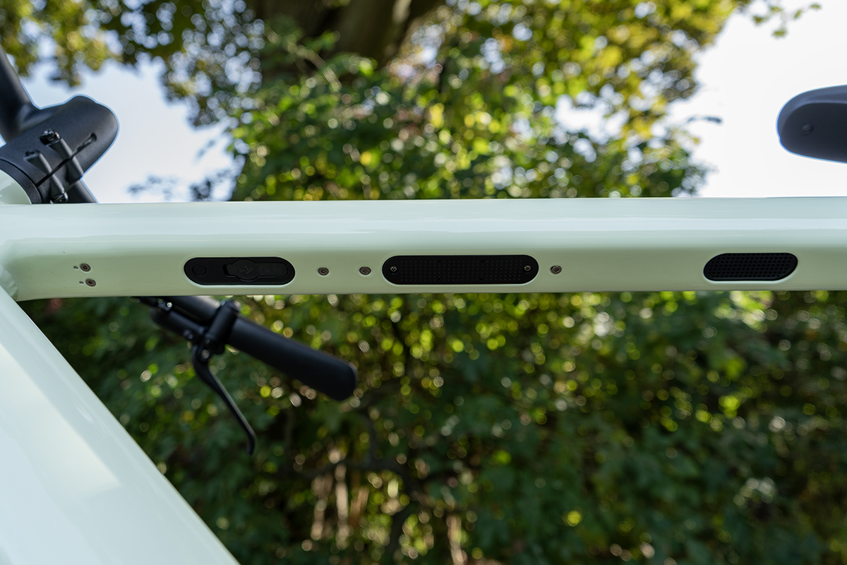 Nahaufnahme Lautsprecher am Vanmoof S4 an der Unterseite des Oberrohrs