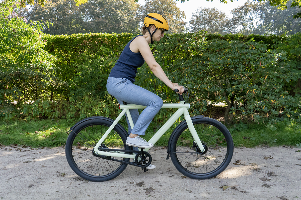Frau fährt auf einem Fahrrad durch einen Park