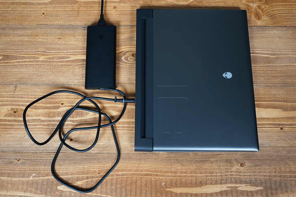 Alienware Gaming-Notebook von oben fotografiert.