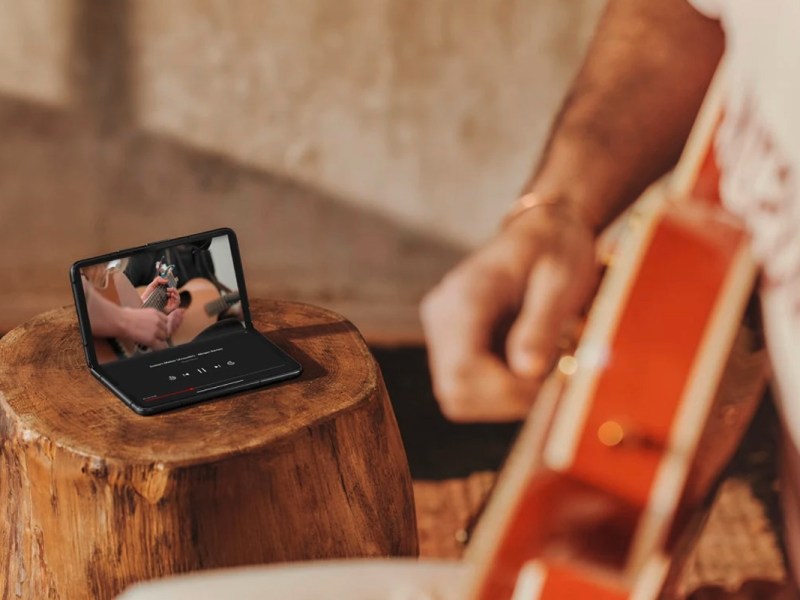 Eine Person spielt Gitarre, davor das Pixel Fold.