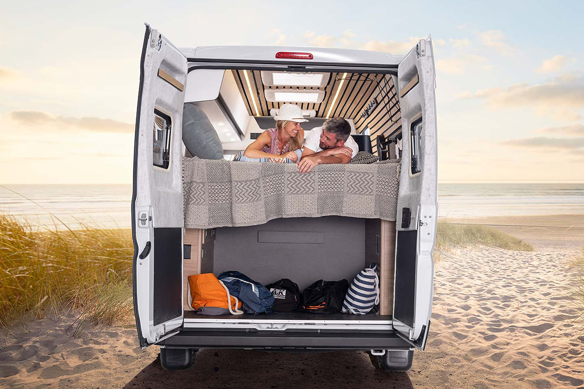 Innenansicht in den CaraLife Camper von Weinsberg bei geöffneter Flügeltür am Heck.