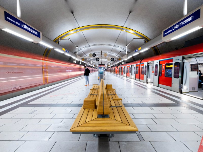 Ein Bahnsteig mit einer hölzernen Bank in der Mitte