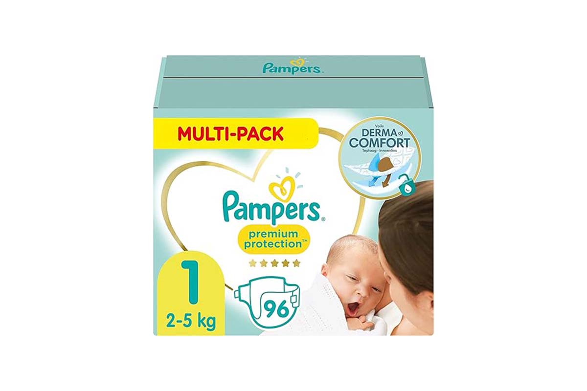 Pappkarton mit Windeln auf weißem Grund