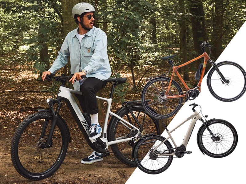 Mann auf einem Trekking-E-Bike im Wald.