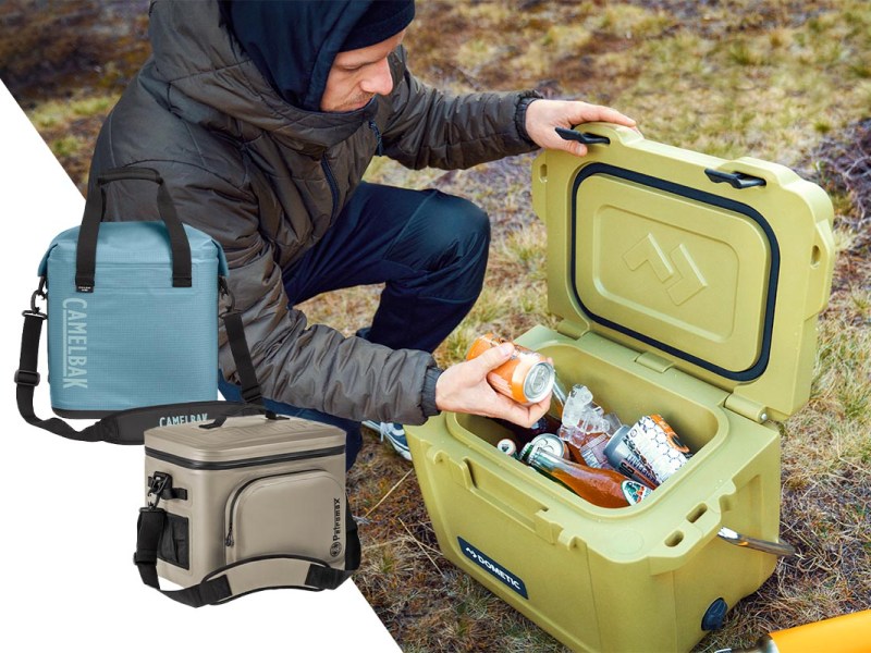 Person hockt an einer geöffneten Kühlbox.