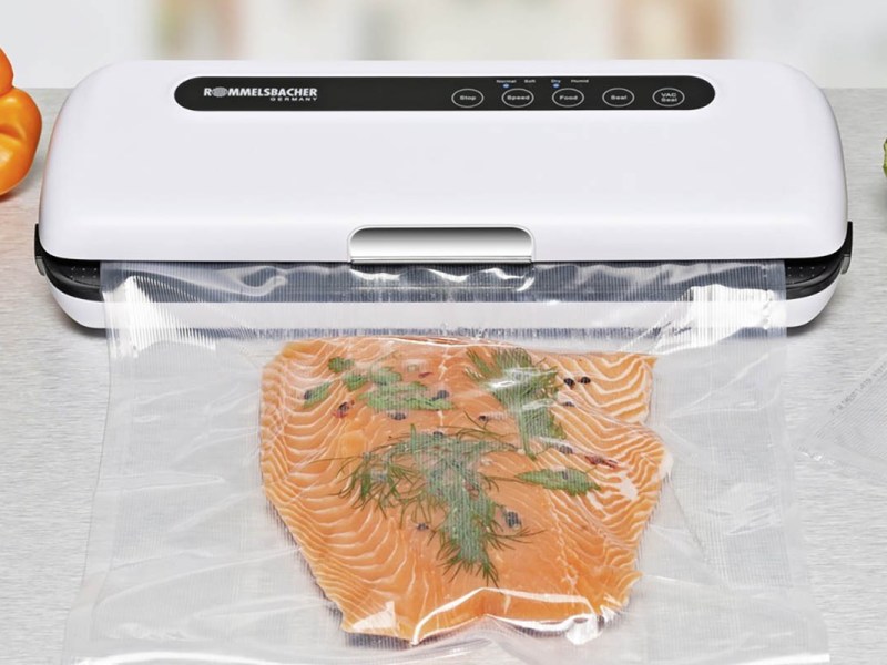 Ein Vakuumierer, der Lachs einschweißt