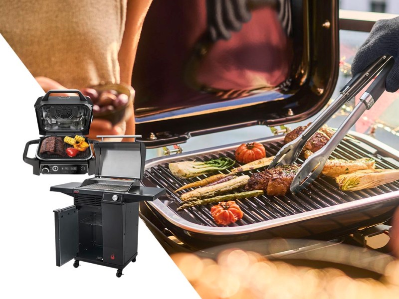 Person mit einer Grillzange in der Hand wendet Fleisch auf einem Elektrogrill.