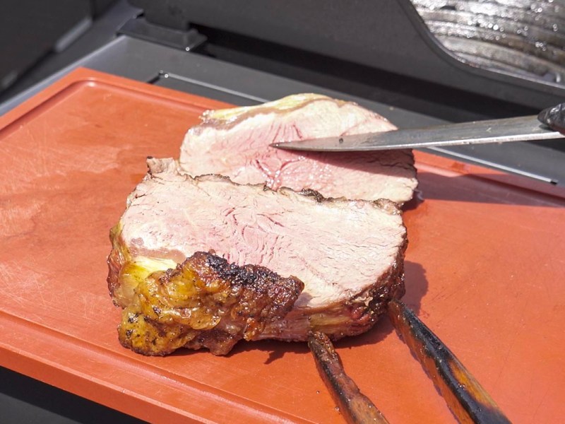 Aufgeschnittenes Stück Fleisch auf einem Schneidbrett.