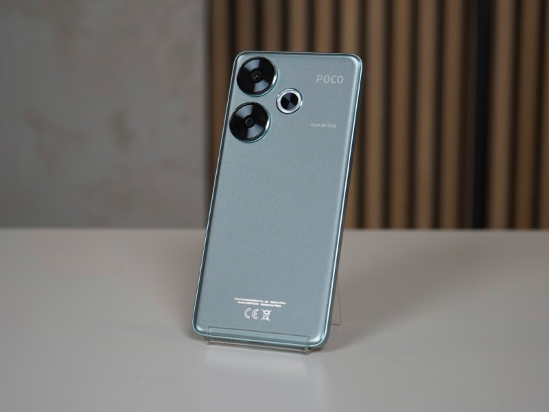 Das Poco F6 Smartphone auf einem weißen Tisch.