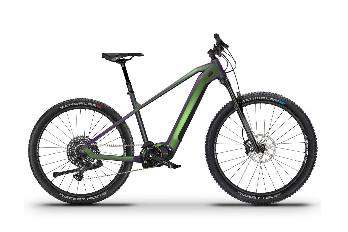 E-Mountainbike in grün von der Seite auf weißem Grund
