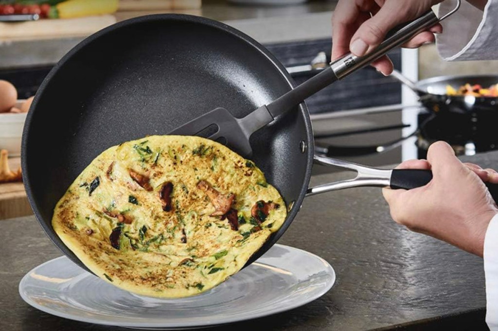 Omelette rutscht aus einer Pfanne.
