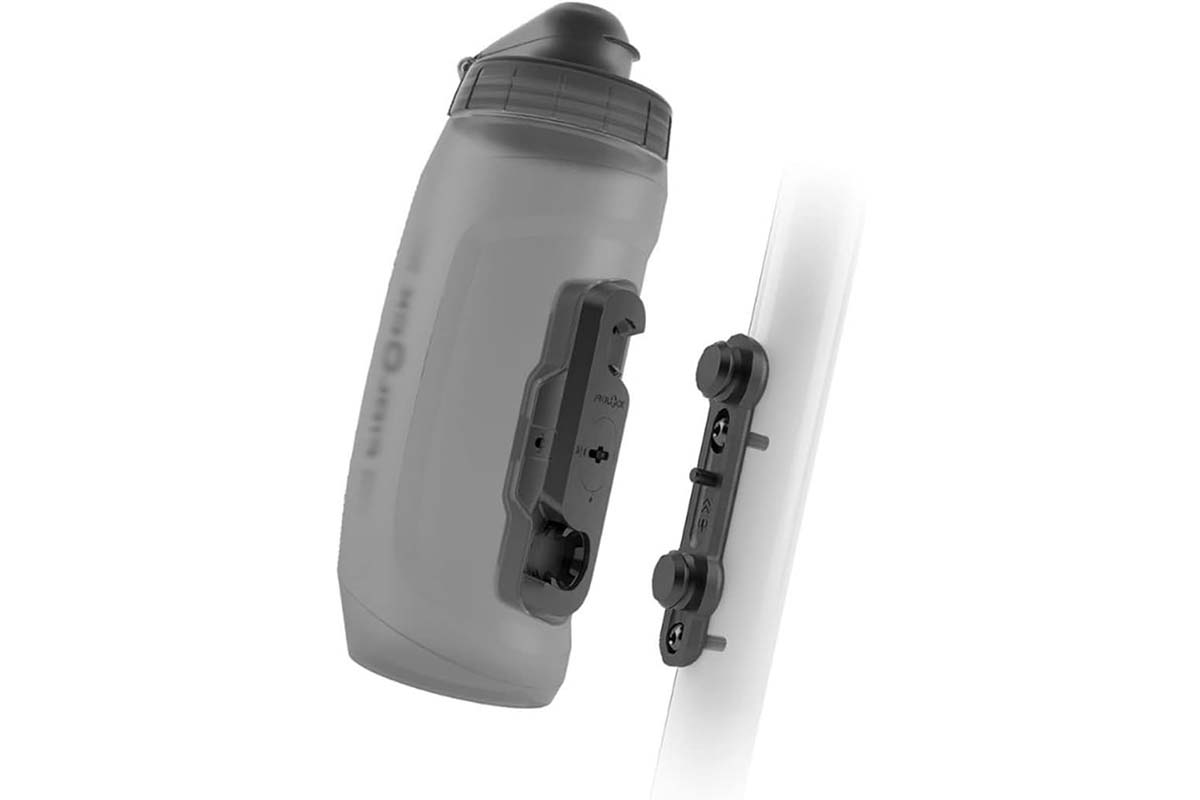 Plastiktrinkflasche mit Halterung auf weißem Grund