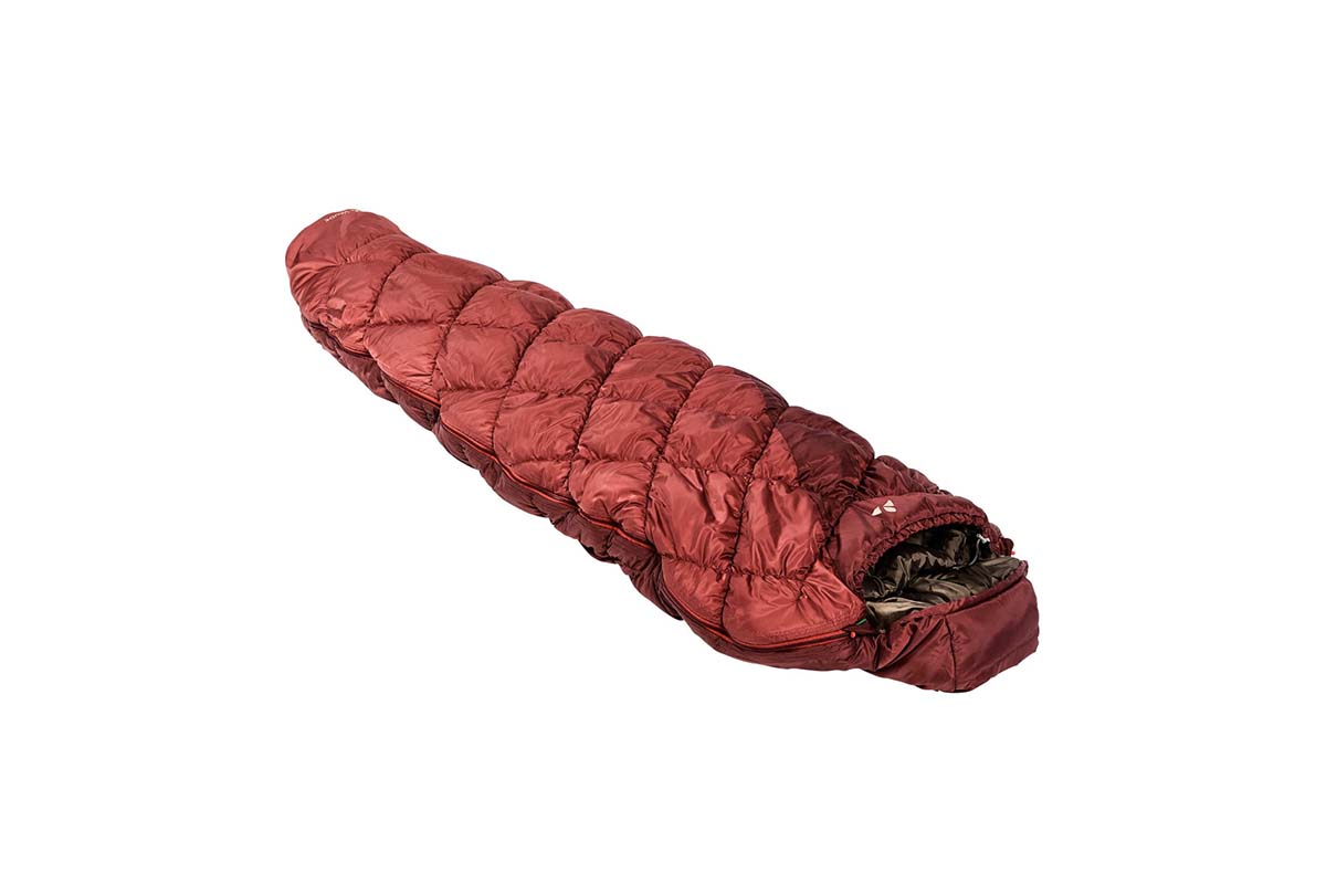 roter Schlafsack auf weißem Grund