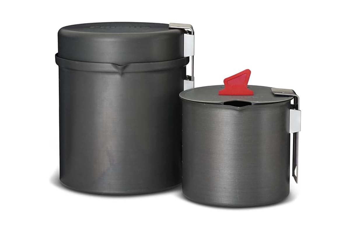 zwei schwarze Campingtöpfe mit Deckel auf weißem Grund