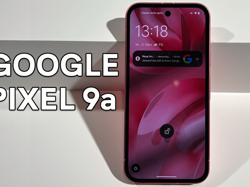 Das Google Pixel 9a steht auf einem Tisch.