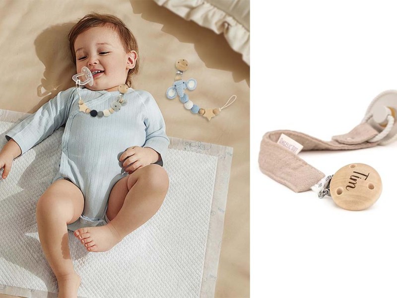 Zweigeteiltes Bild: Links Baby auf einer Decke liegend, es hat einen SChnuller im Mund, der mit einer Schnullerkette am Body befestigt ist, rechts Schnullerband mit Schnuller auf weißem Grund